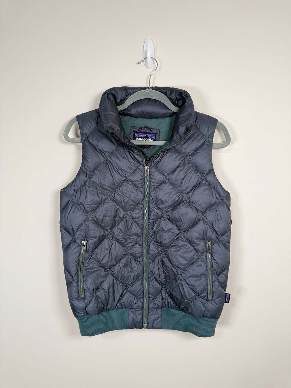 Patagonia Down Vest Women’s Small Gray Duck Down Puffer Outdoor Gorpcore Hiking